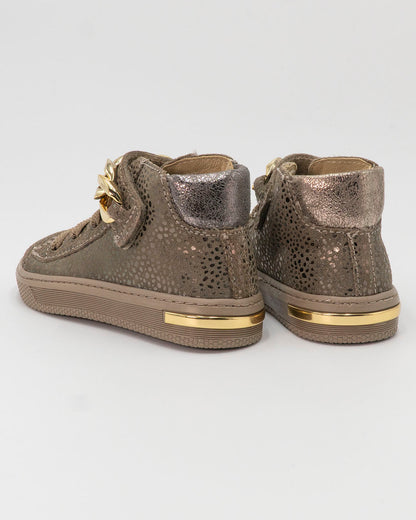 Scarpe alte con strappo e catena