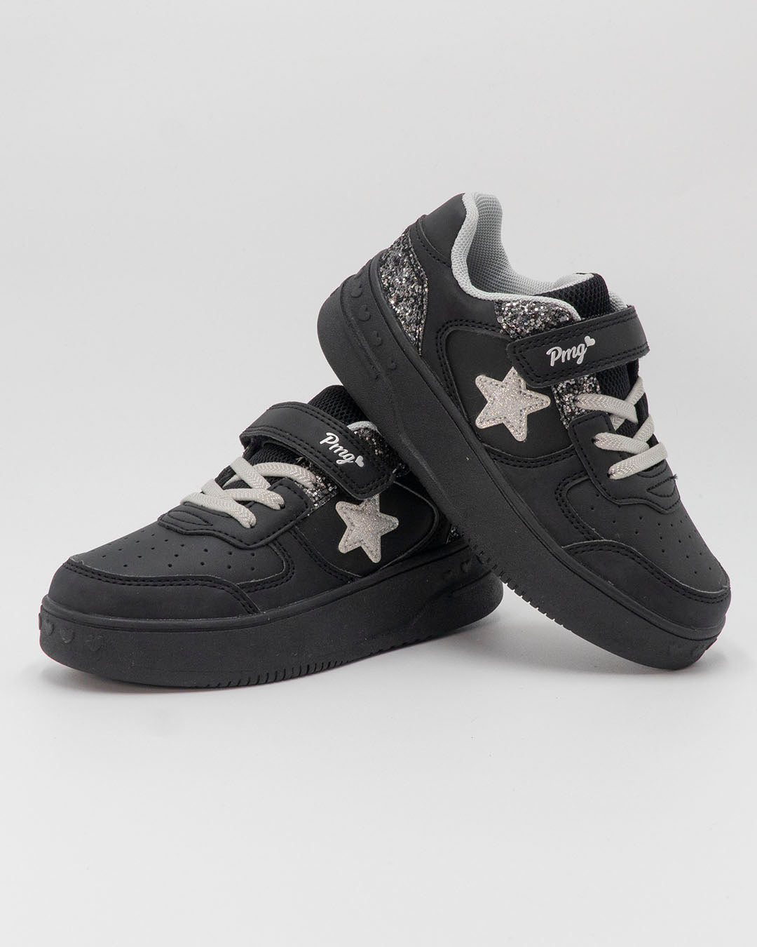 Scarpe con strappi e glitter