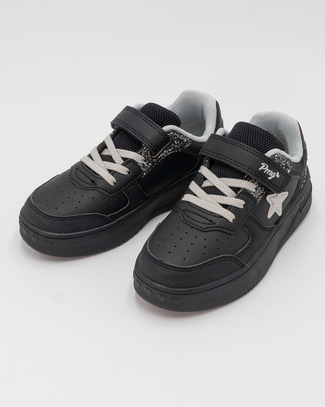 Scarpe con strappi e glitter