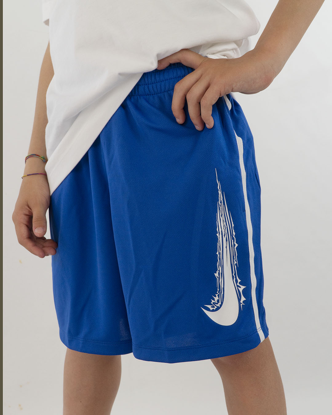 Pantaloncino in tessuto tecnico con banda NIKE