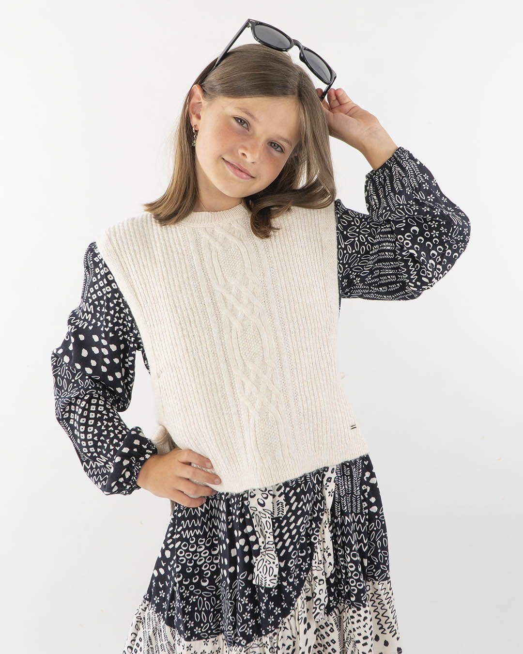 Smanicato in maglia con treccia e fiocchetti