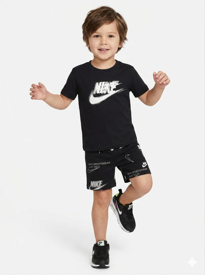 Completo con pantaloncino a multilogo NIKE