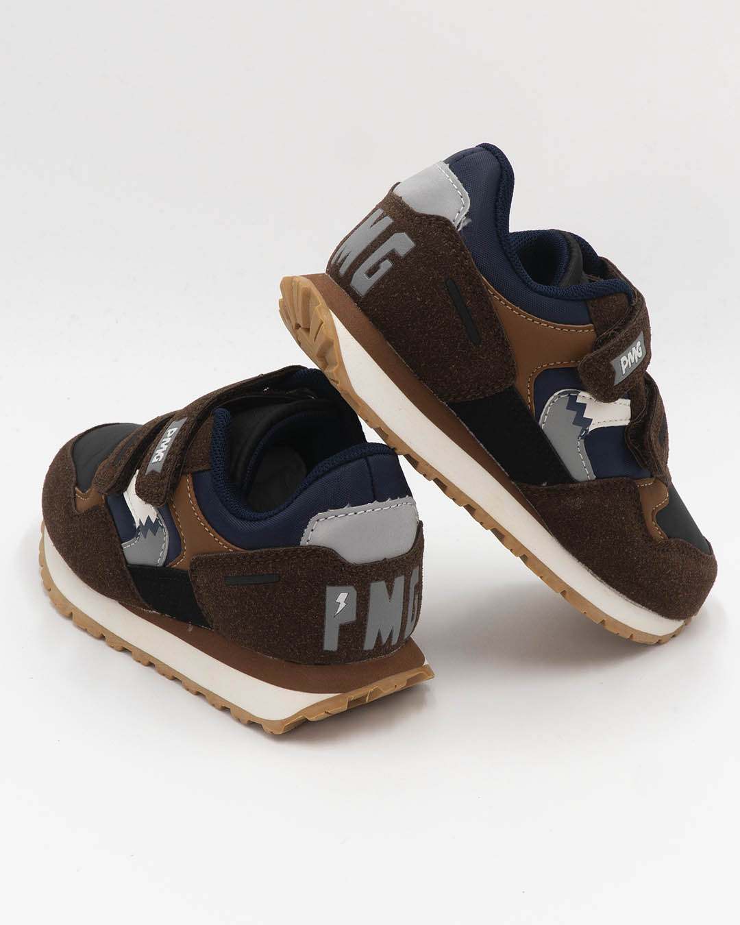 Scarpe con strappo ed inserti scamosciati