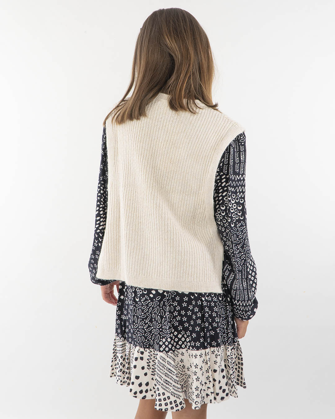 Smanicato in maglia con treccia e fiocchetti