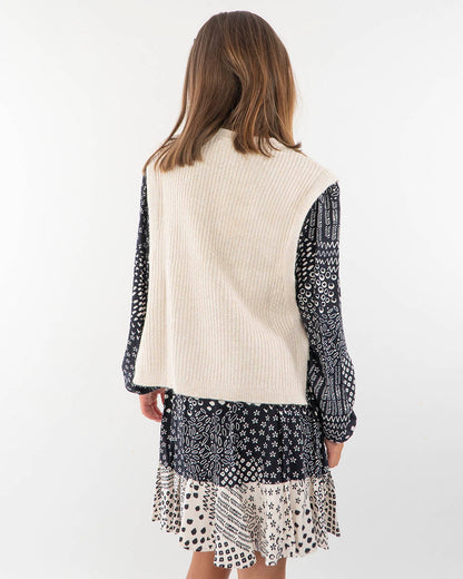 Smanicato in maglia con treccia e fiocchetti