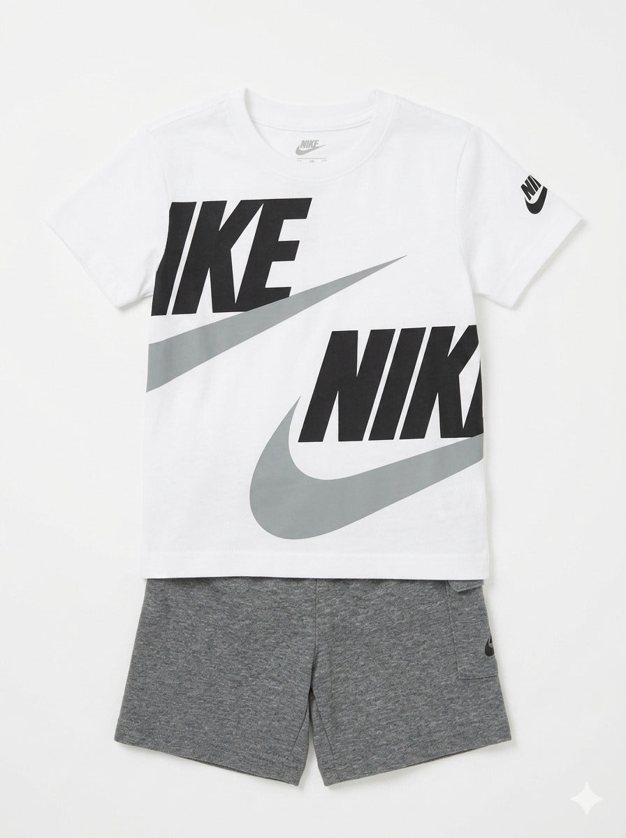 Completo con pantaloncino cargo NIKE