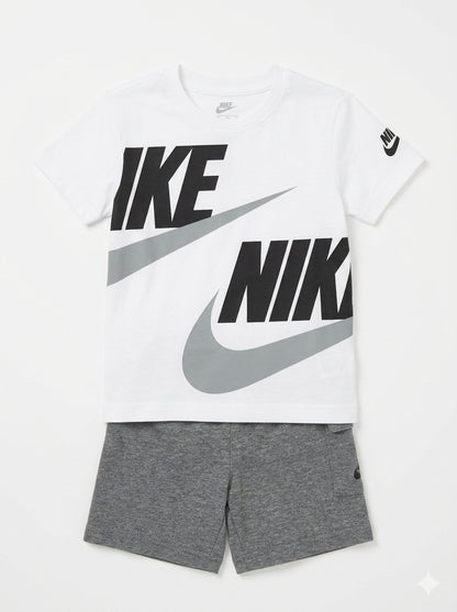 Completo con pantaloncino cargo NIKE