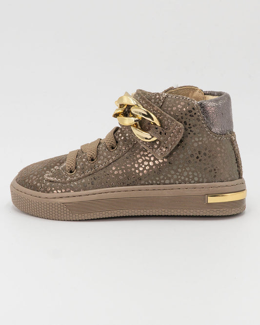 Scarpe alte con strappo e catena