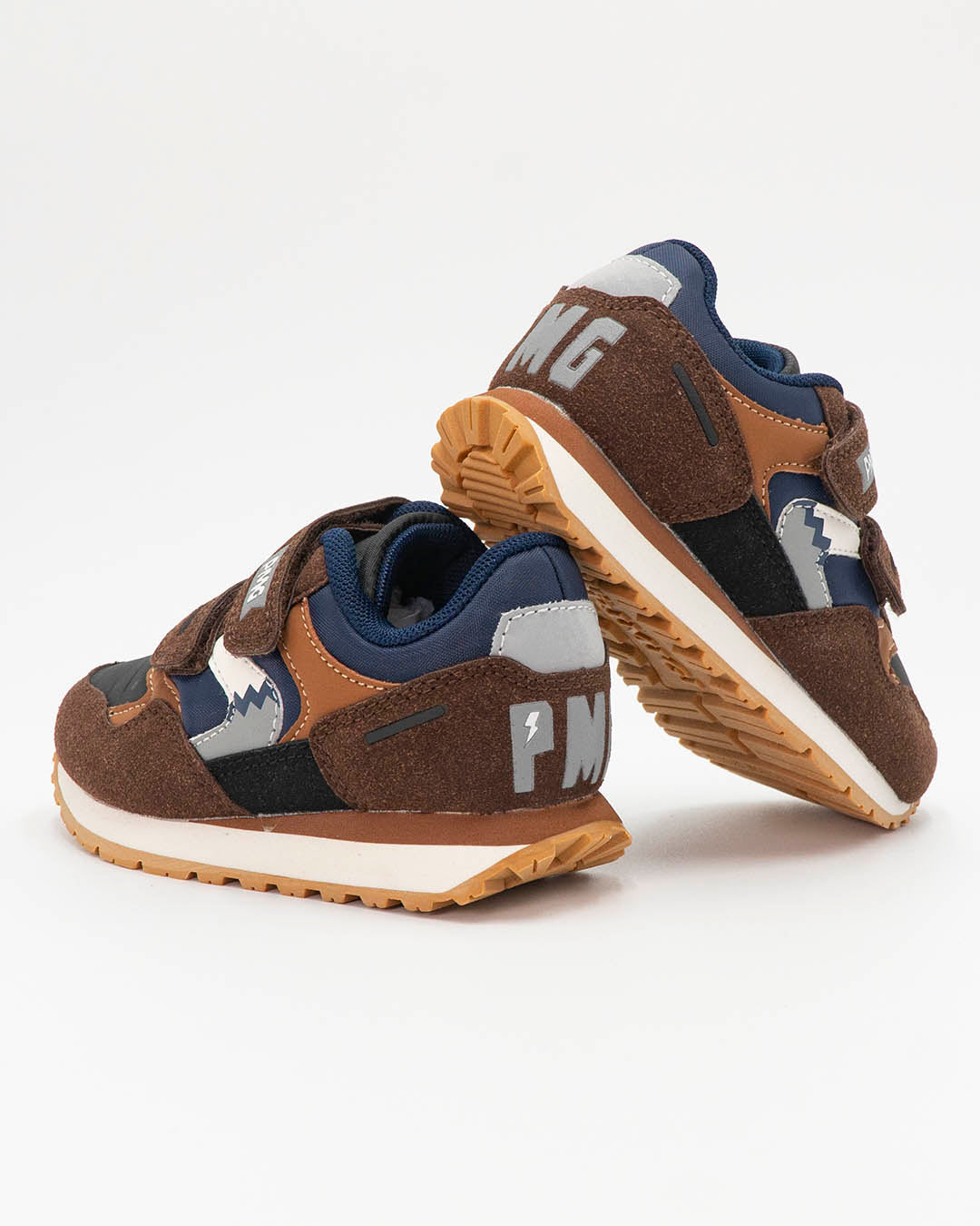 Scarpe con strappo ed inserti scamosciati