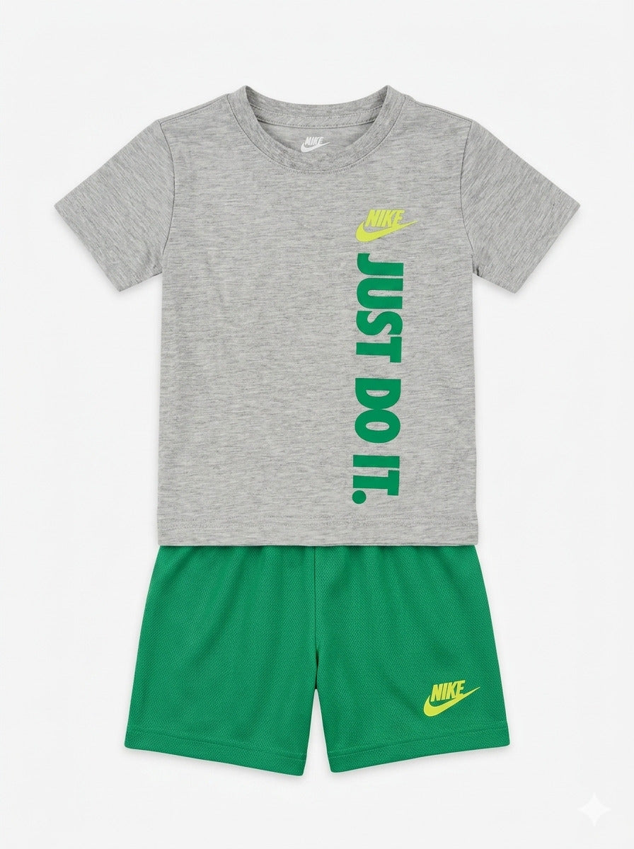 Completo 2 pz. con pantaloncino verde NIKE