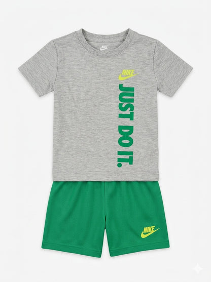 Completo 2 pz. con pantaloncino verde NIKE