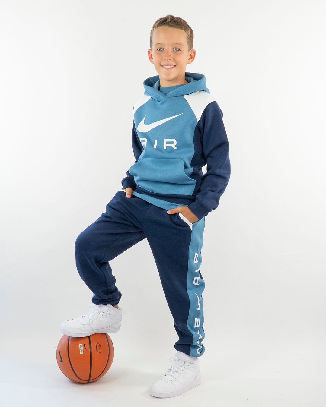 Pantaloni felpati con banda/scritta laterale NIKE –