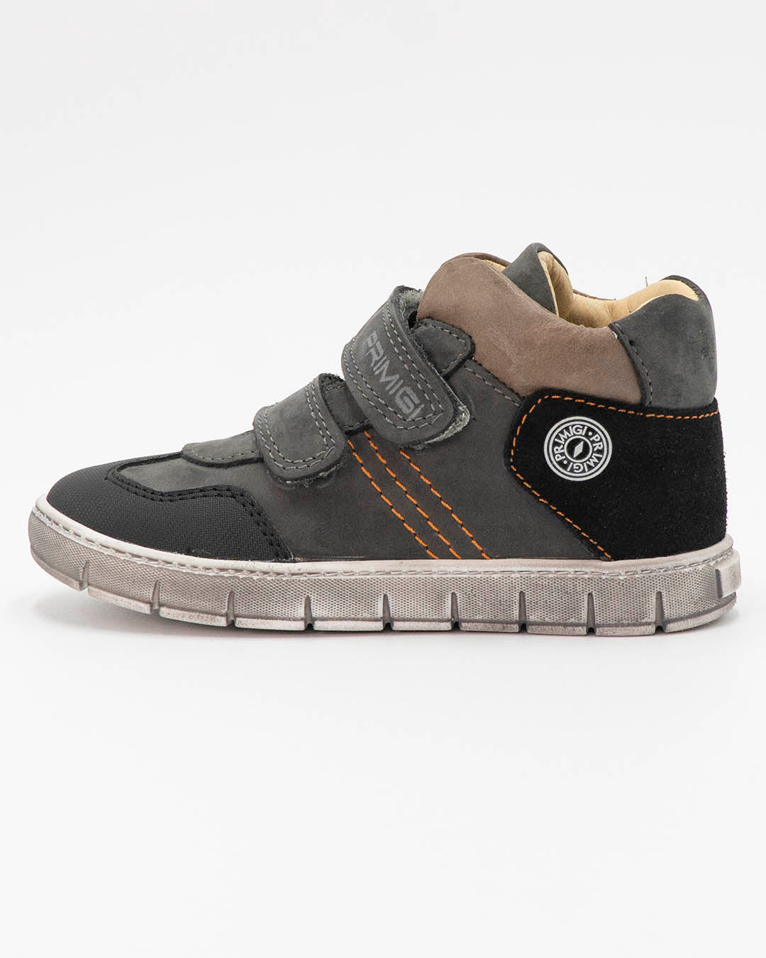 Scarpe con strappi e particolari scamosciati