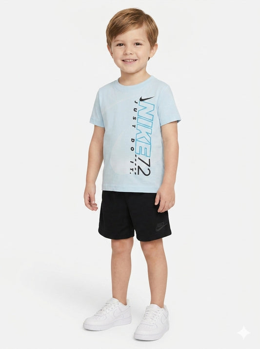 Completo con pantaloncino in tessuto tecnico NIKE