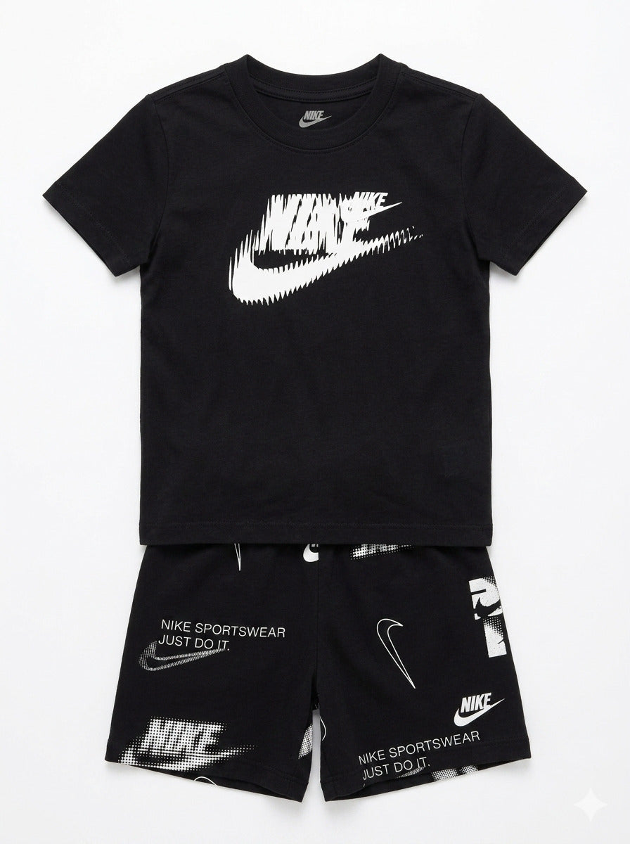 Completo con pantaloncino a multilogo NIKE
