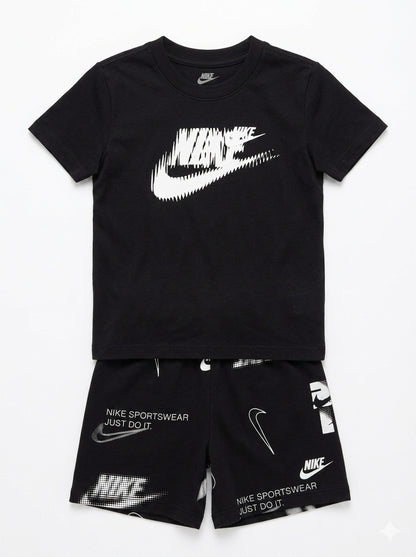 Completo con pantaloncino a multilogo NIKE