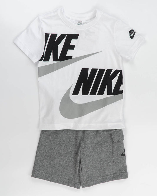 Completo con pantaloncino cargo NIKE