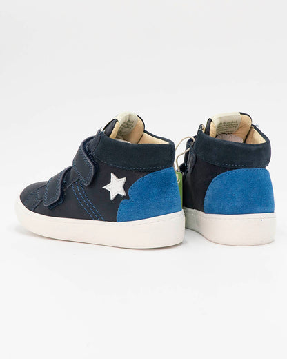 Scarpe con strappi in materiale sostenibile