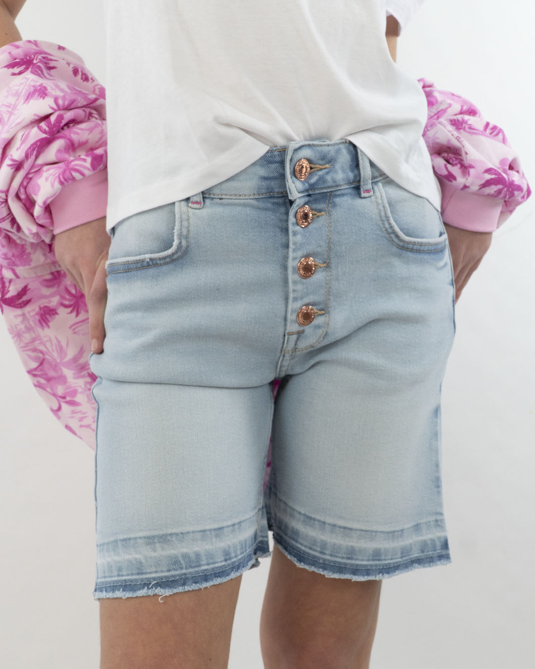 Bermuda jeans sfrangiata con logo glitter  GUESS