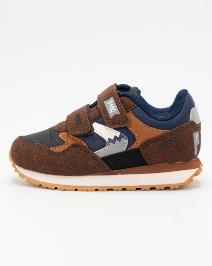 Scarpe con strappo ed inserti scamosciati