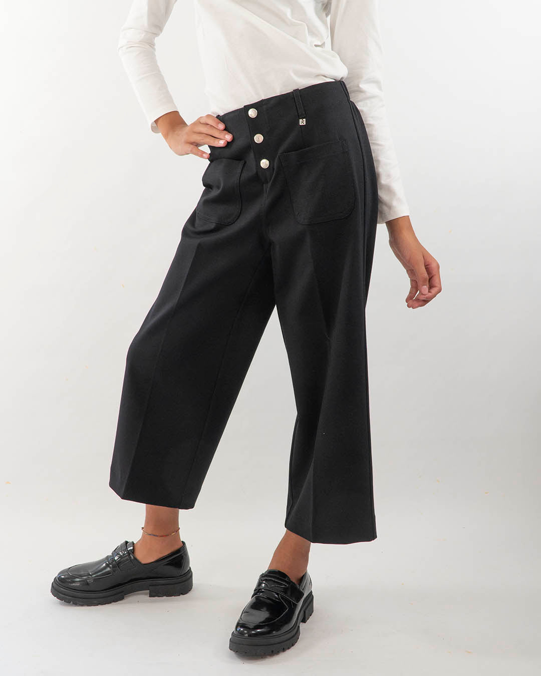 Pantalone in tessuto elasticizzato con taschine