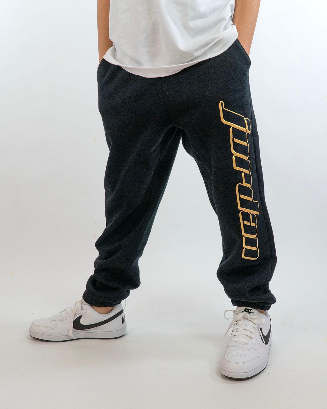 Pantaloni felpati con scritta e logo dorati JORDAN