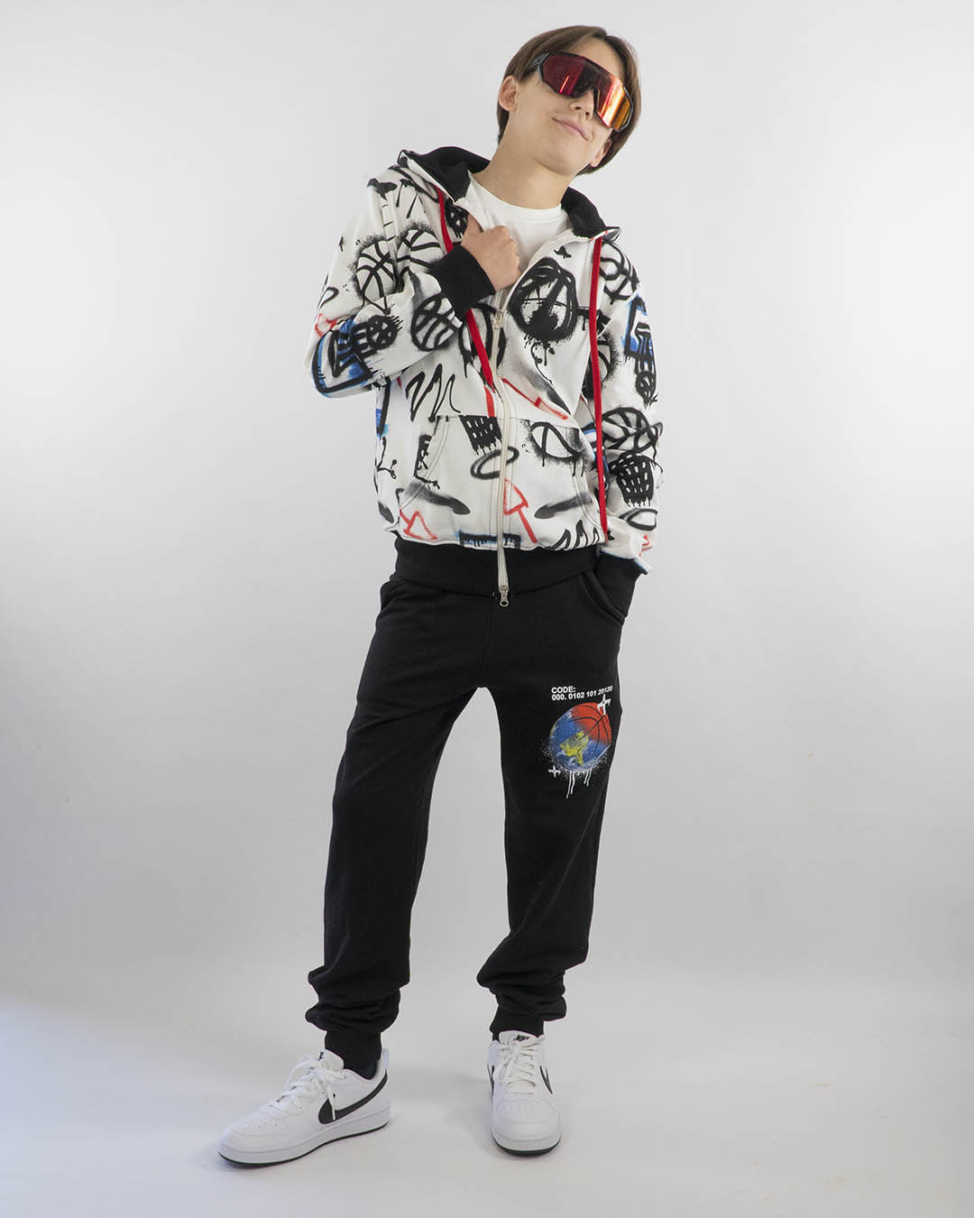 Pantaloni felpati con palla-mondo NEVER GIVE UP