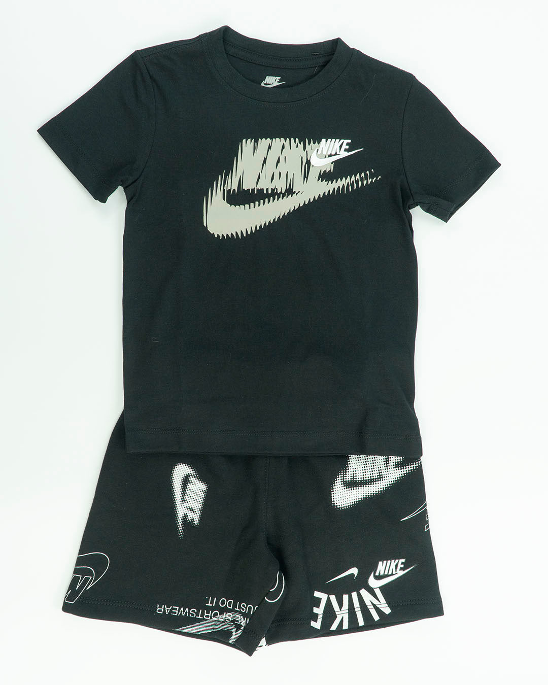 Completo con pantaloncino a multilogo NIKE