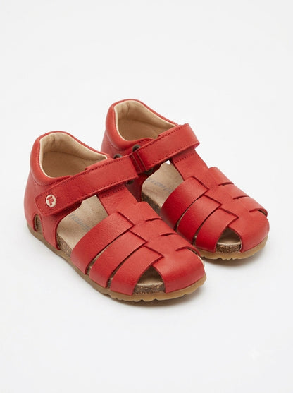 Sandali in pelle con tallone chiuso e strappo