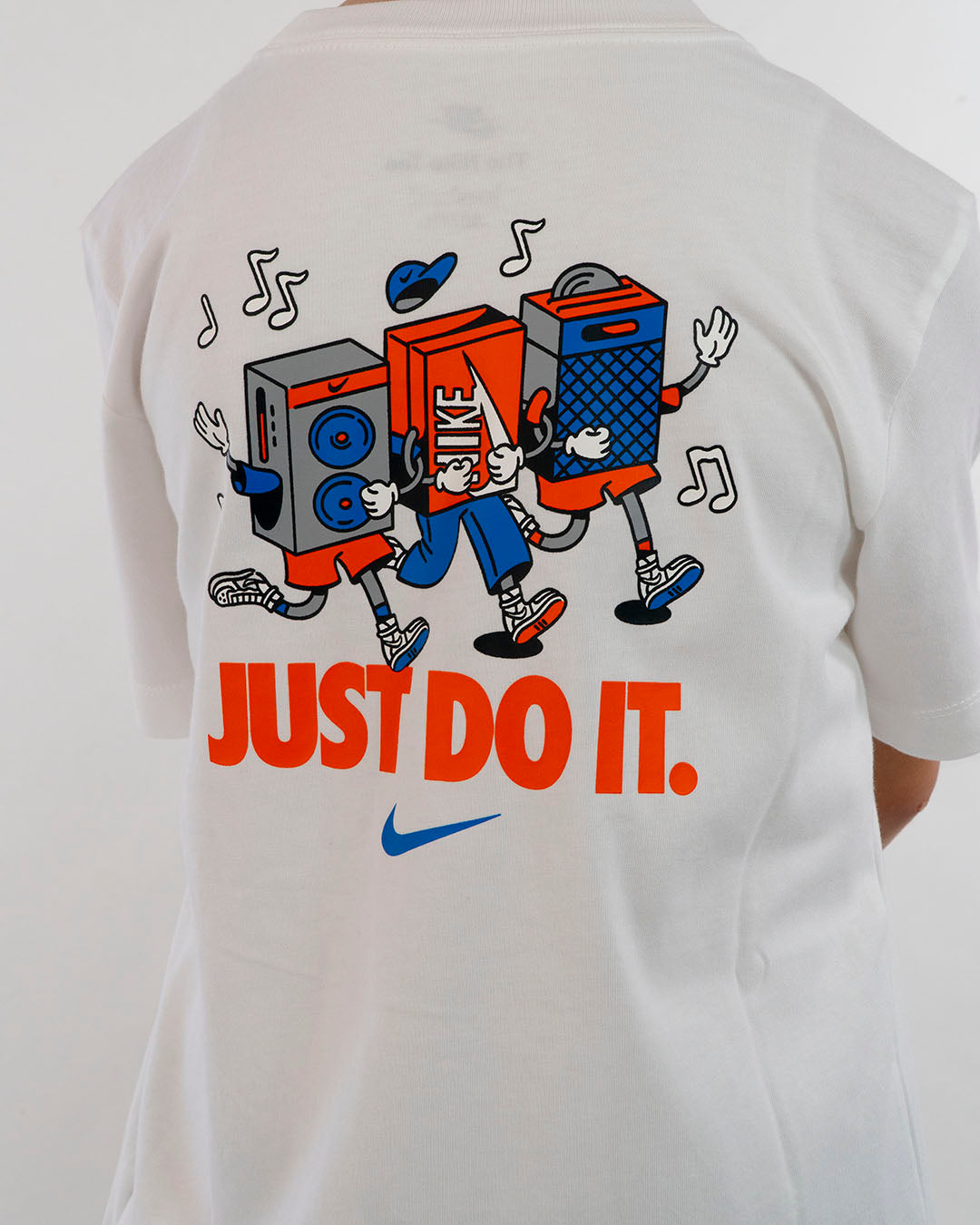 T-shirt con casse stampate sul retro NIKE
