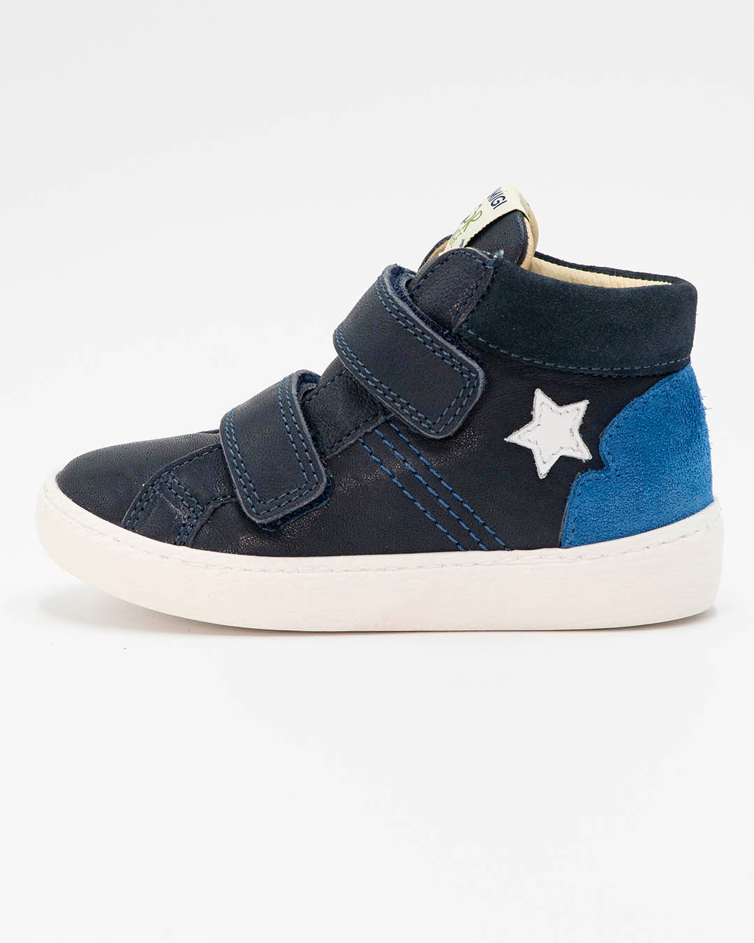 Scarpe con strappi in materiale sostenibile