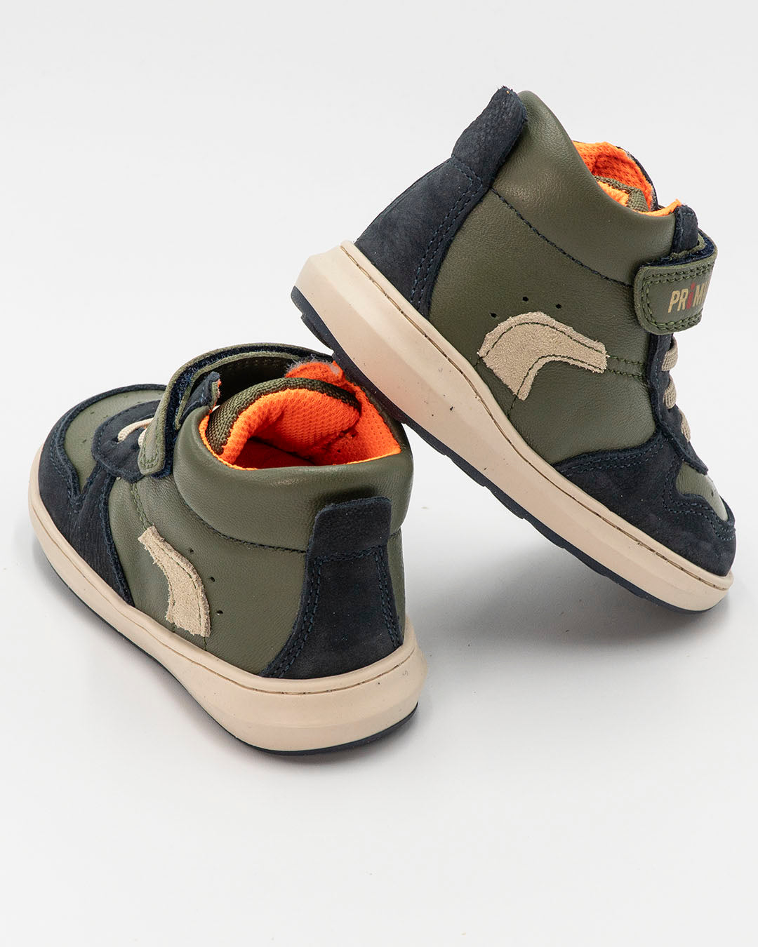 Scarpe in pelle con strappo e laccio elastico