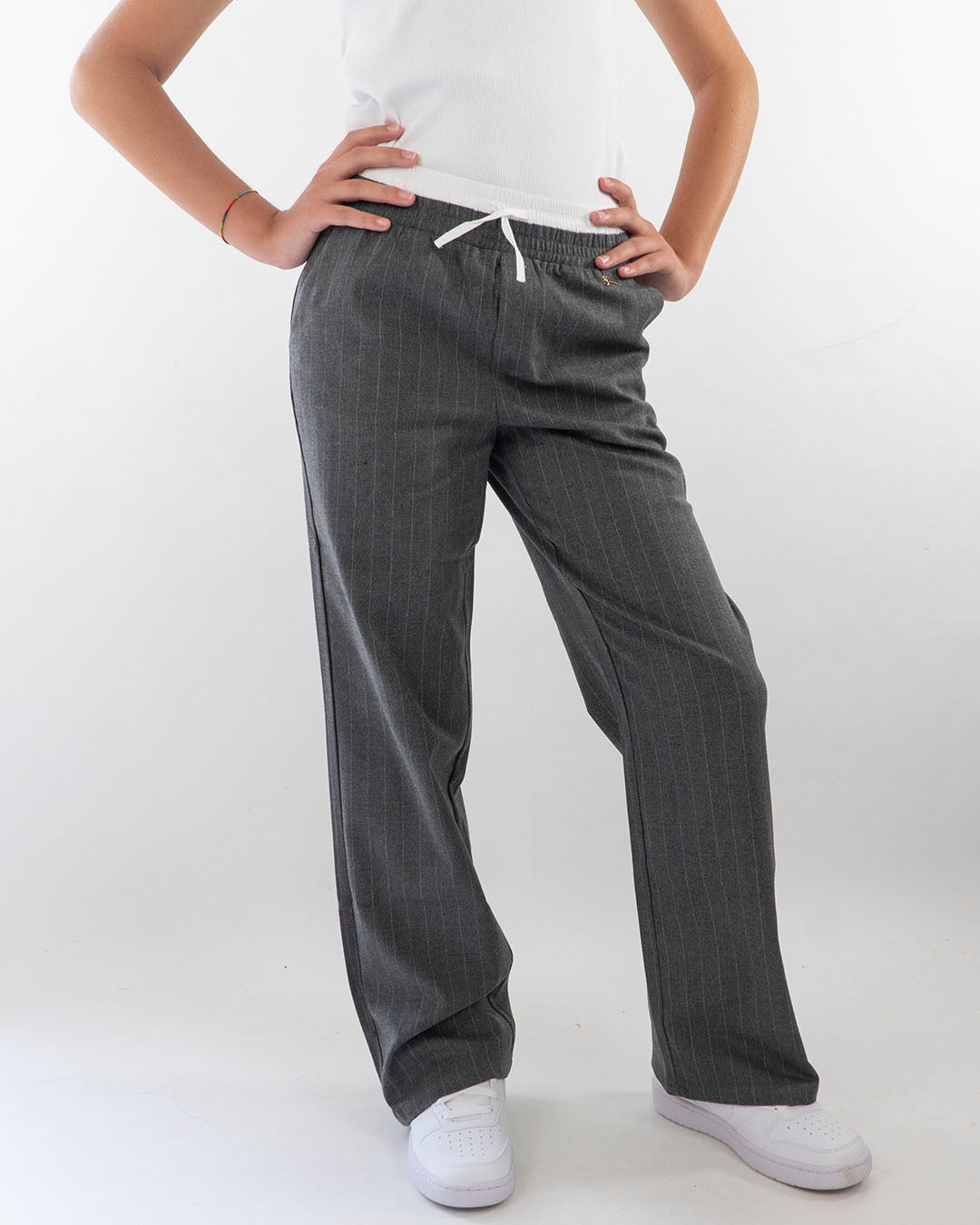 Pantaloni larghi gessati con elastico in vitaGUESS