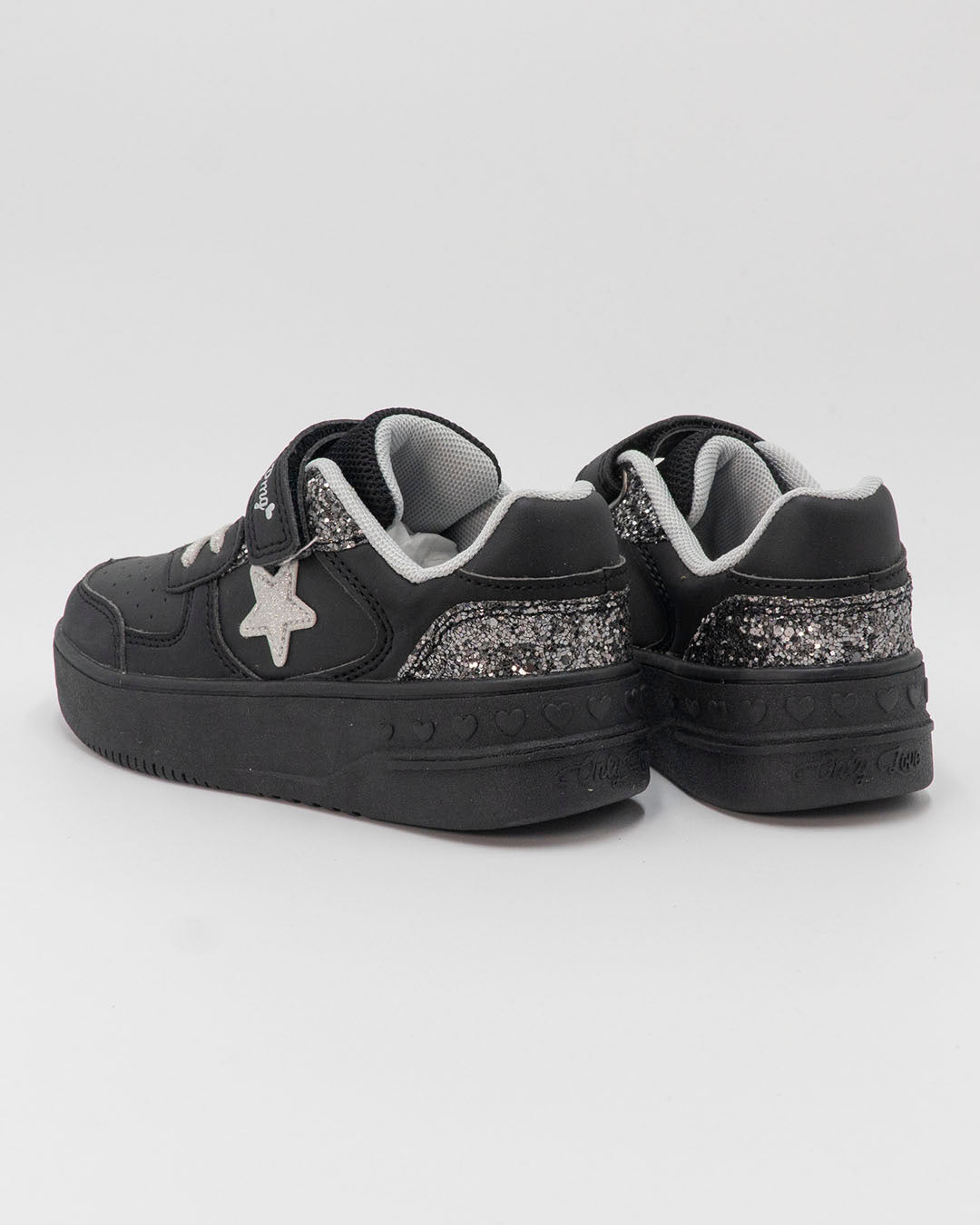 Scarpe con strappi e glitter