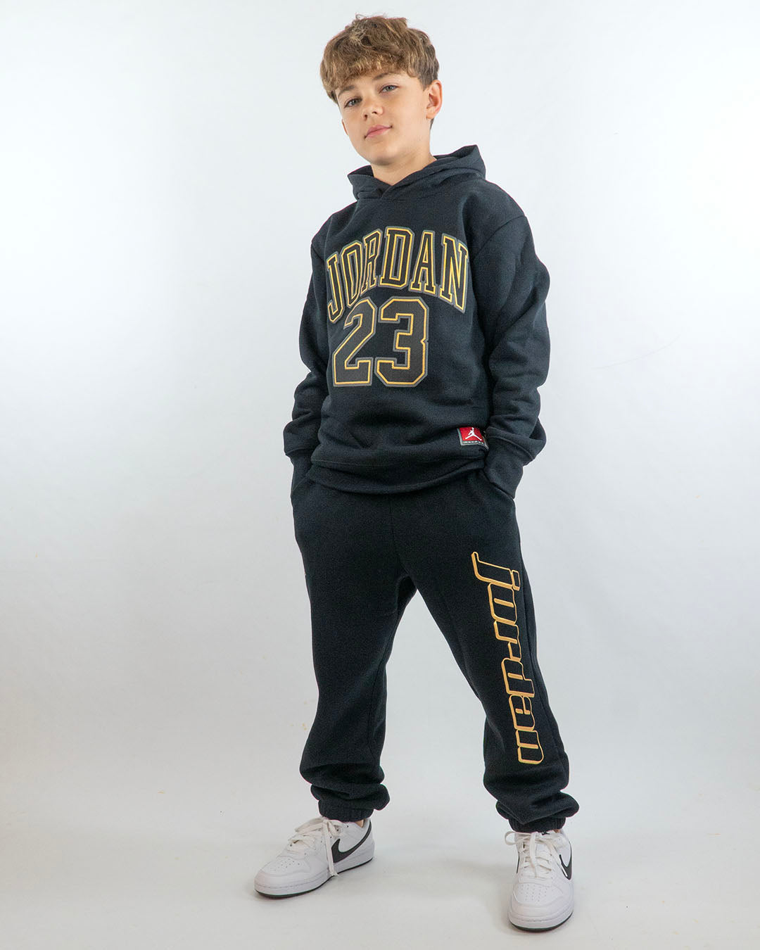 Felpa chiusa felpata con scritta dorata JORDAN