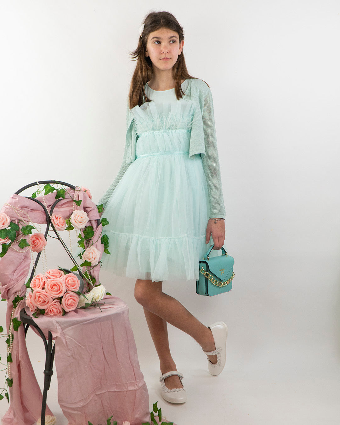 Abito smanicato con tulle e piume