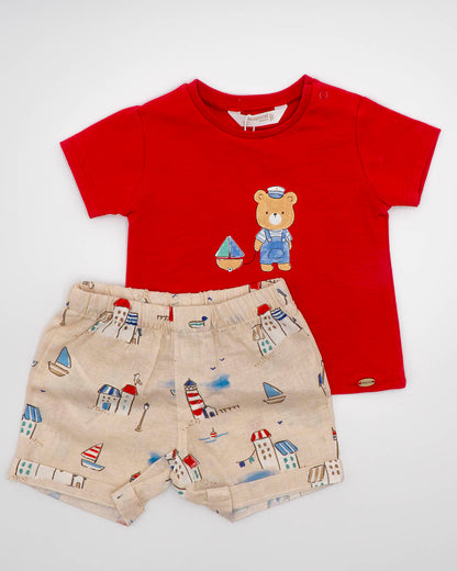Completo con pantalone corto a fantasia