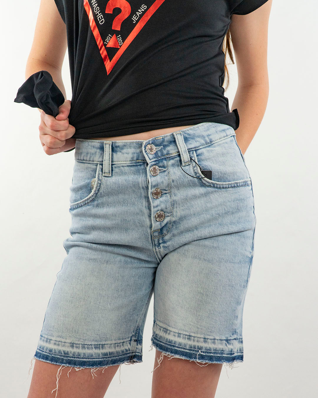 Bermuda in jeans sfrangiato