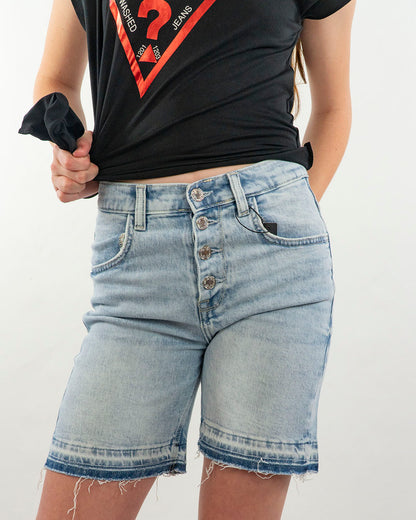 Bermuda in jeans sfrangiato
