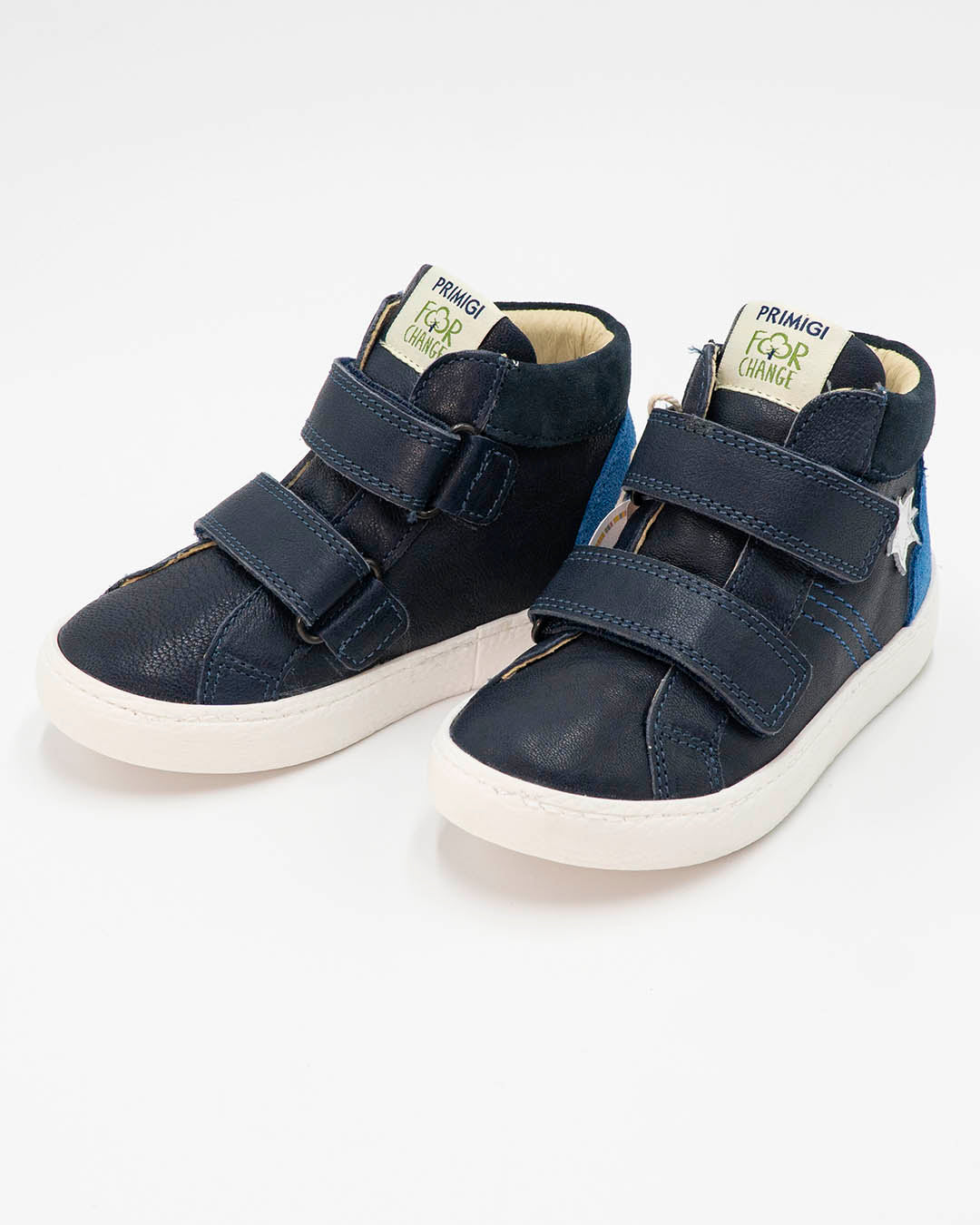 Scarpe con strappi in materiale sostenibile