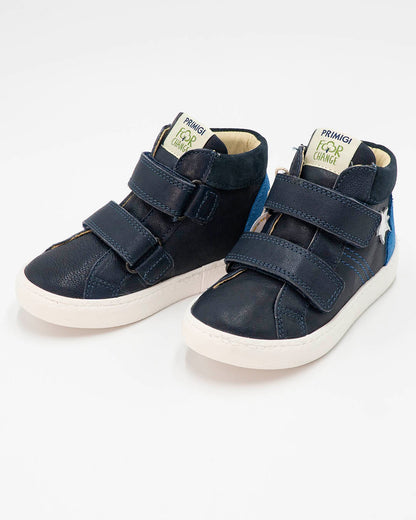 Scarpe con strappi in materiale sostenibile