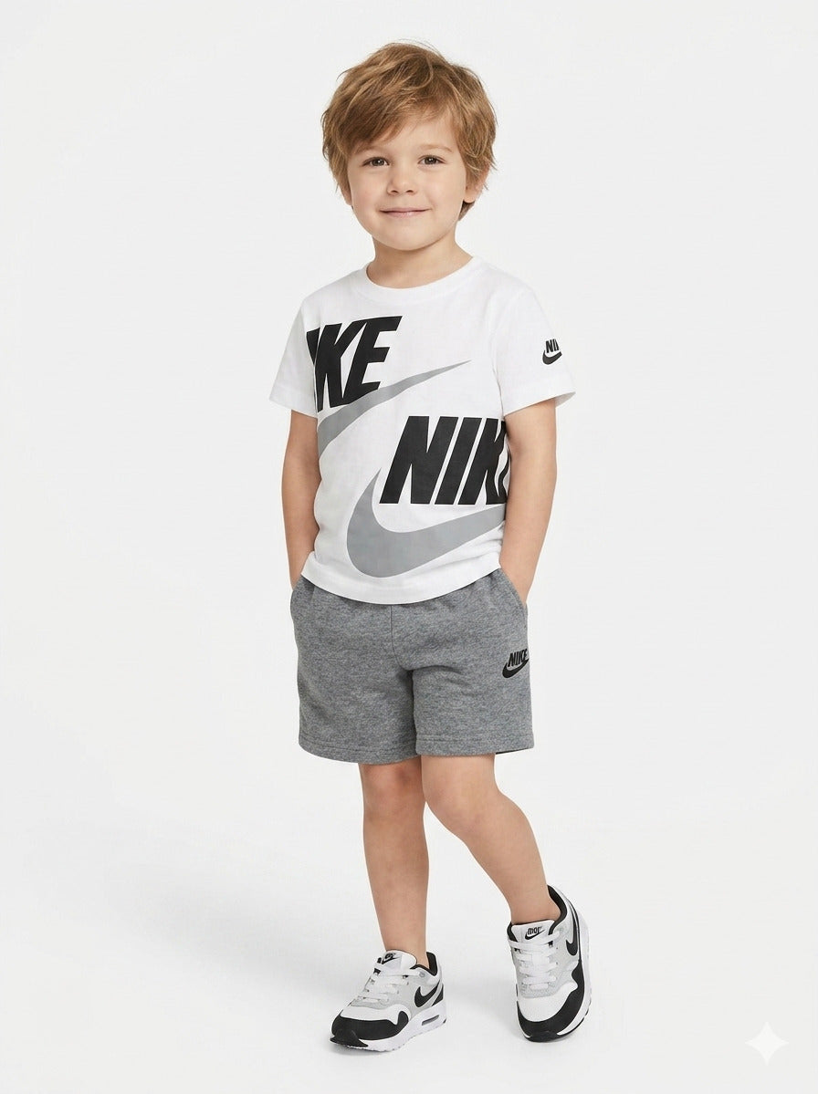 Completo con pantaloncino cargo NIKE
