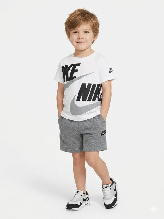 Completo con pantaloncino cargo NIKE