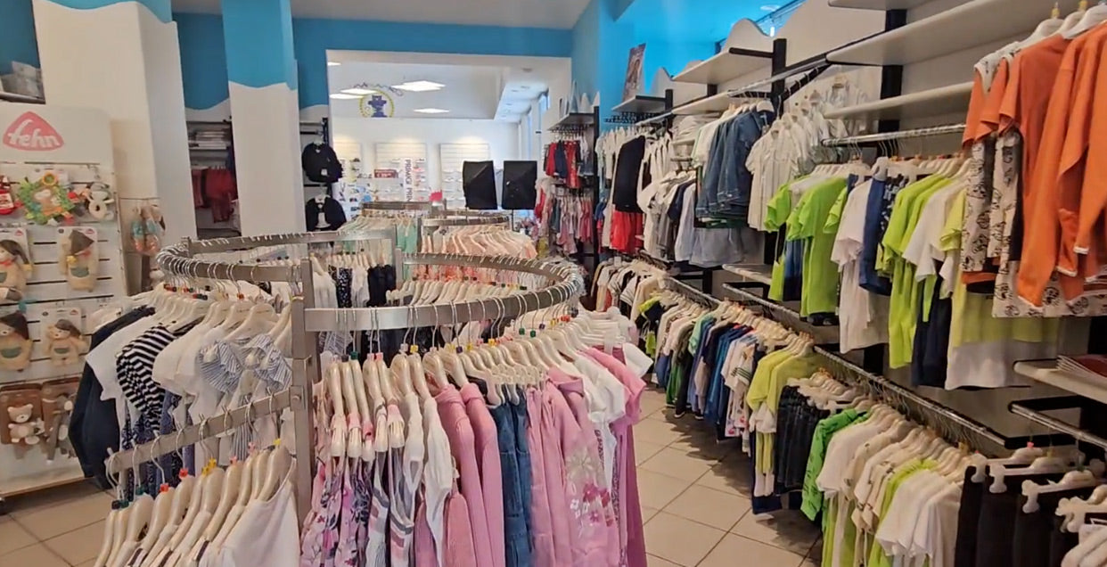 Carica il video: Video presentazione del negozio Marameo Shop a San Massimo - Verona. Negozio di abbigliamento per neonati,  bambini e ragazzi. Abbigliamento elegante, vestiti per cerimonie, abbigliamento sportivo e alla moda, abbigliamento prima infanzia.